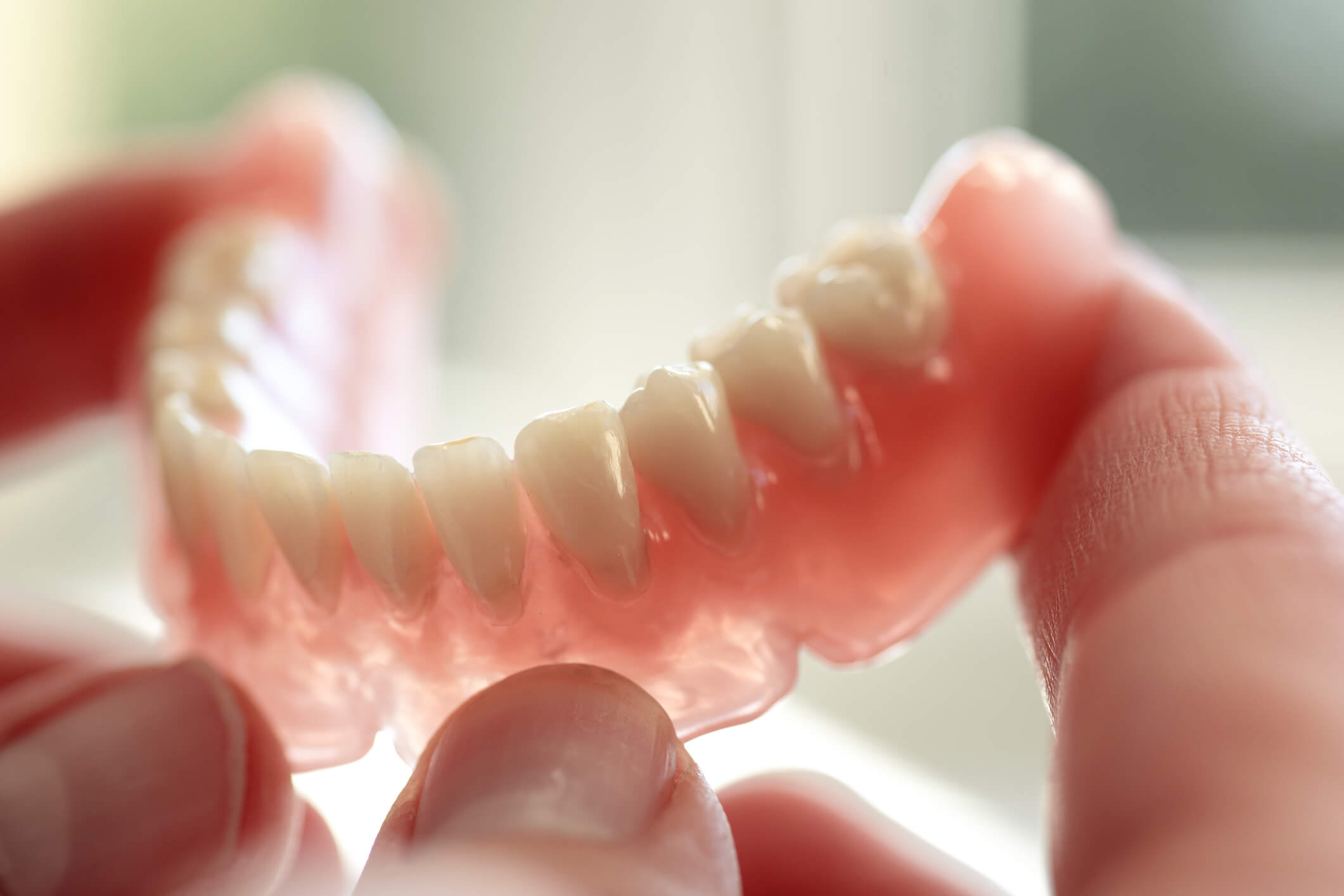 286980-entenda-qual-a-diferenca-entre-implante-e-protese-nos-dentes